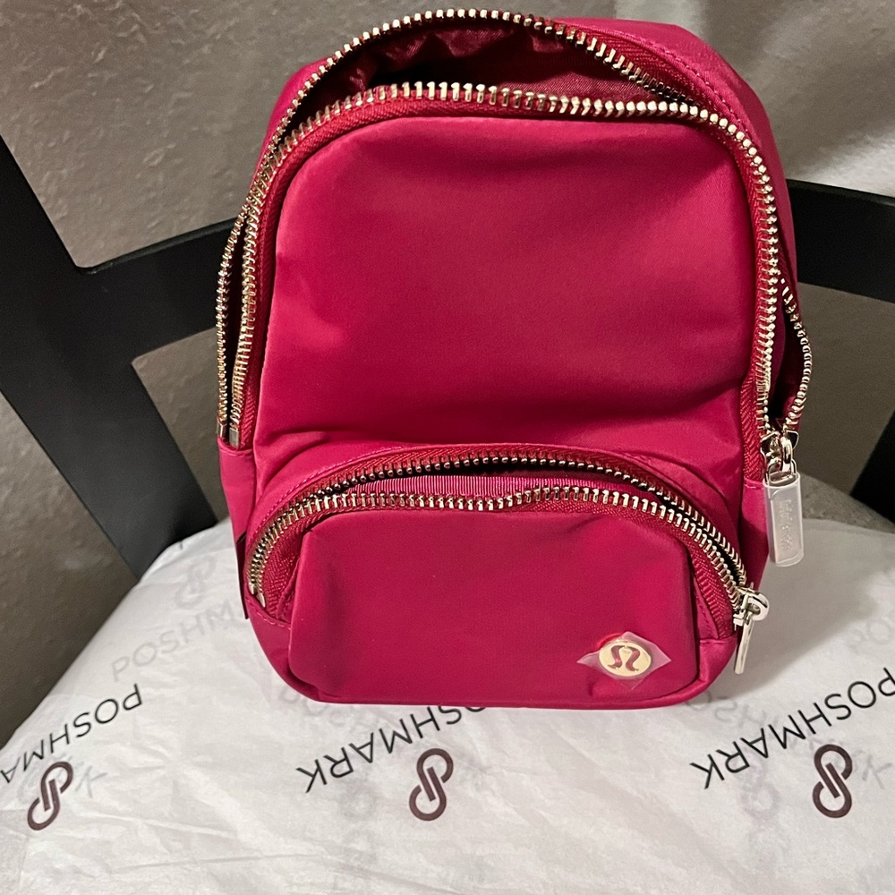 LULULEMON NWT AUTHENTIC EVERYWHERE BERRY RUMLE COLOUR SLING SMALL BAG - Picture 8 of 17
